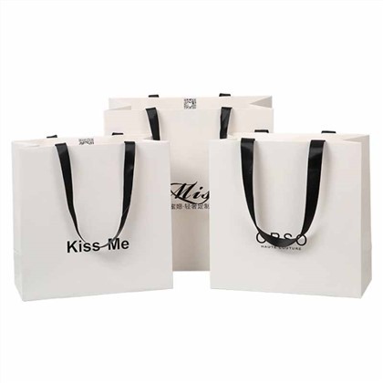 Einkaufstaschen aus weißem Papier mit Griffen